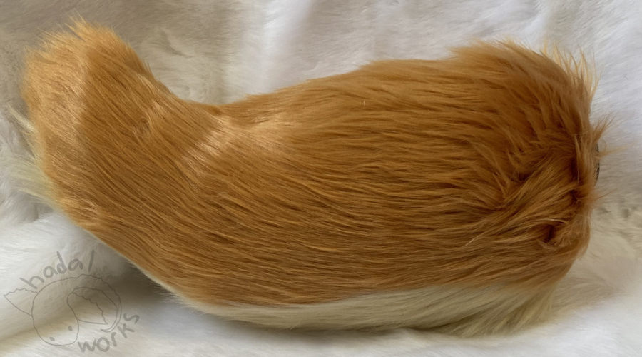 Tail with a brown top and tan bottom. This brown is slightly more saturated than the first.